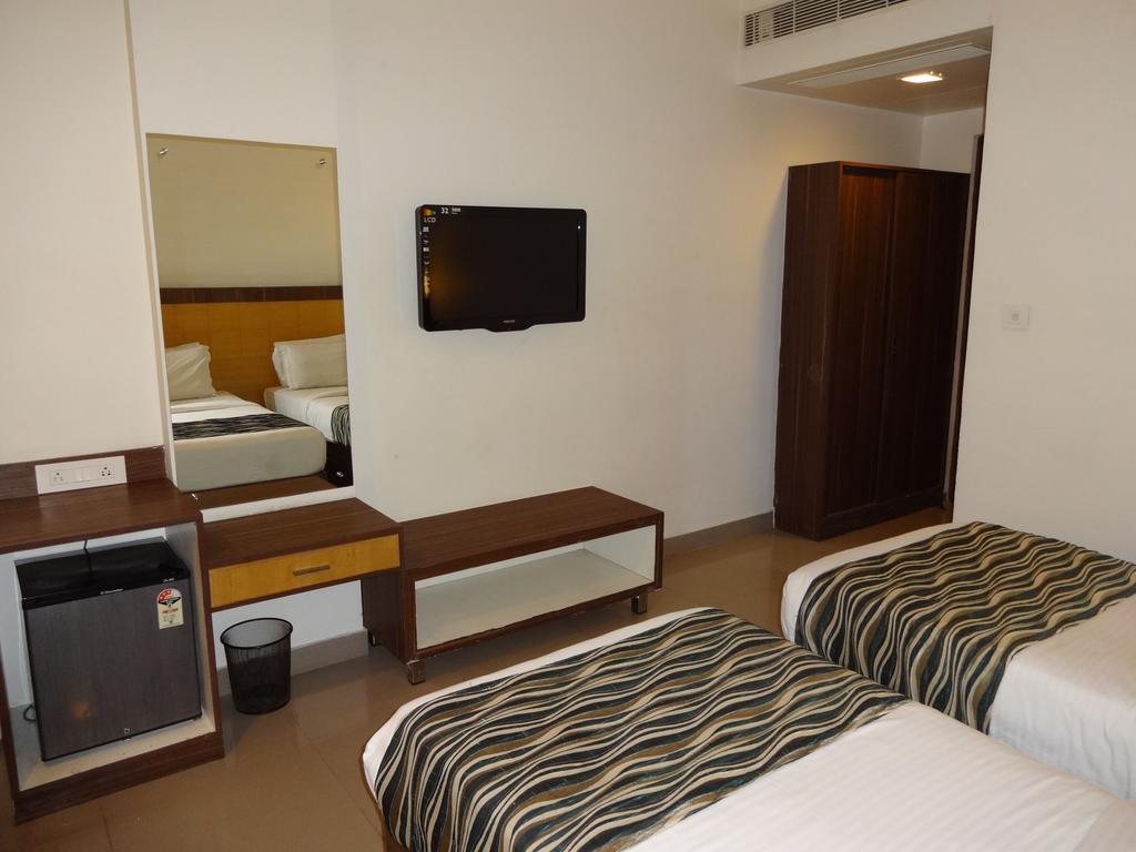 Continental Park Hotell Vijayawāda Exteriör bild