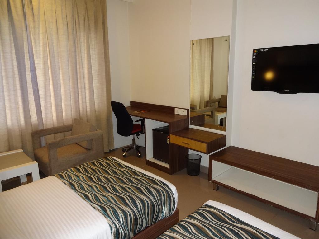 Continental Park Hotell Vijayawāda Exteriör bild
