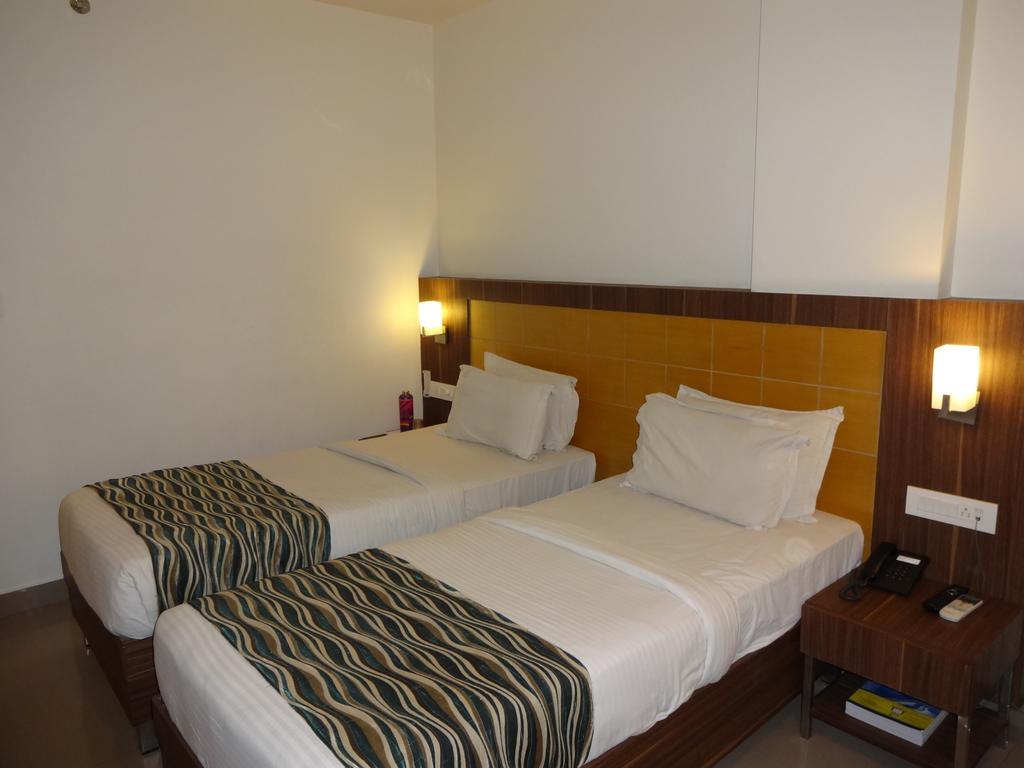 Continental Park Hotell Vijayawāda Exteriör bild