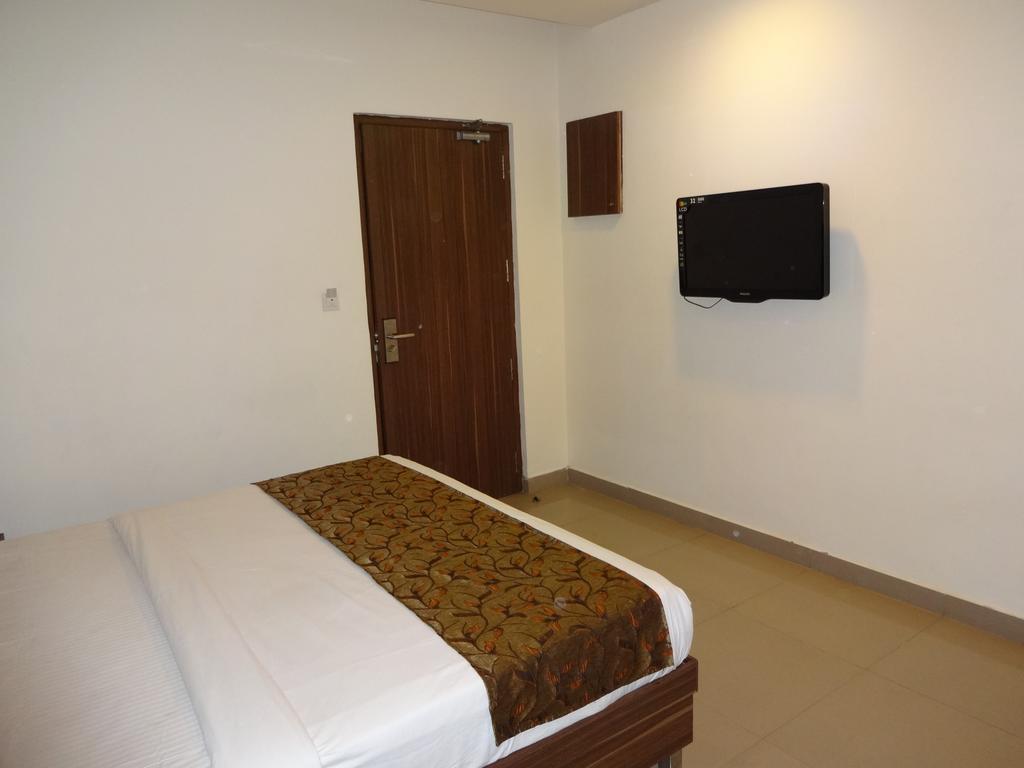 Continental Park Hotell Vijayawāda Exteriör bild