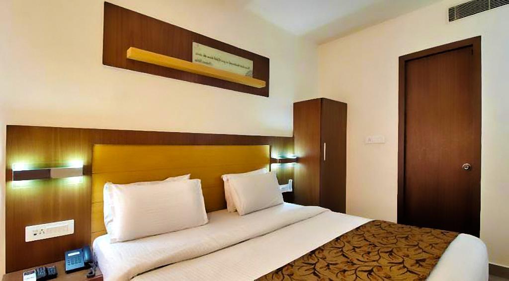 Continental Park Hotell Vijayawāda Exteriör bild